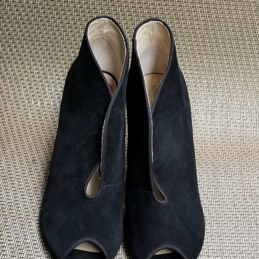 Adrienne Vittadini peep toe shootie -suede